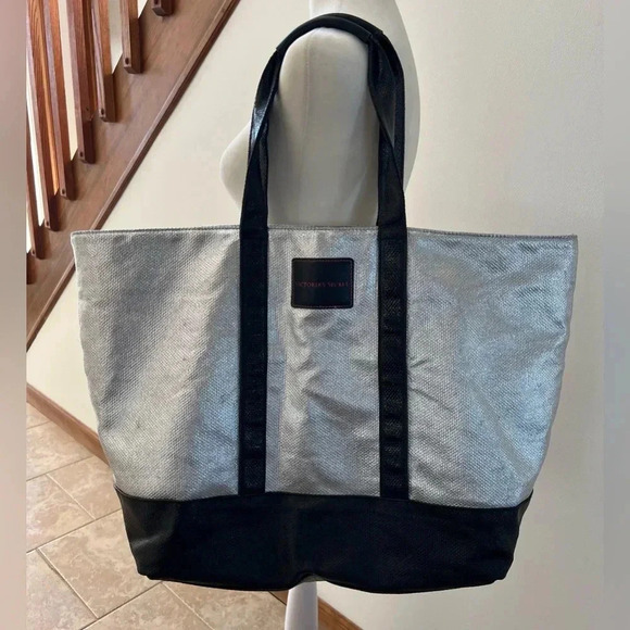 Victoria’s Secret | Limited Edition Silver
Weekender Tote Bag 2017. - Picture 16 of 16